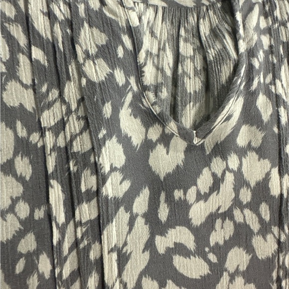 Fun 2 Fun Women's Gray and White Patterned Top with a flutter sleeve - Picture 7 of 7